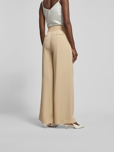 Frauenmodel trägt Stoffhose mit Eingrifftaschen von Joseph, Acetat-Mix, lockere Passform, weites Bein, Ripp-Optik Bund, Ganzkörperansicht Rückansicht.