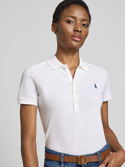 Frauenmodel trägt Slim Fit Poloshirt aus Baumwoll-Mix von Polo Ralph Lauren in Weiß mit kurzen Ärmeln, Damen Poloshirt, Nahaufnahme Oberkörper.