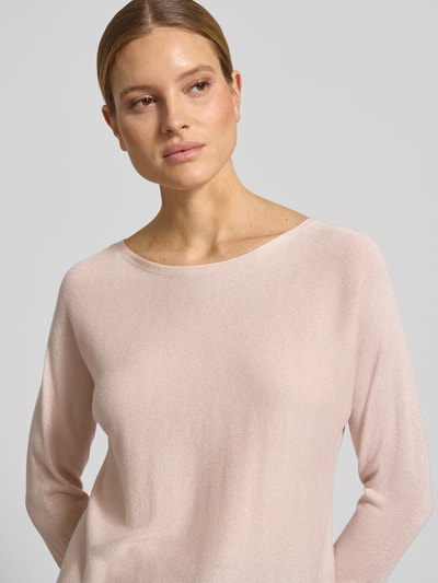 Frauenmodel trägt Relaxed Fit Strickpullover aus Viskose-Mix mit Glitzergarn von s.Oliver BLACK LABEL, Optik: Unifarben, Feinstrick, Nahaufnahme Oberkörper.