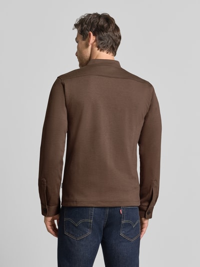 Męski model nosi Slim Fit Sweatjacke mit Stehkragen od Lindbergh, Mieszanka materiałów z dodatkiem streczu, zamek błyskawiczny, wpuszczane kieszenie, długość tyłu 67 cm, długość rękawów 66 cm, kolor brązowy, gładka tekstura. Widok całej sylwetki od tyłu.