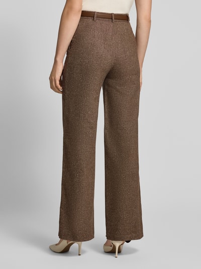 Frauenmodel trägt Weite Hose inklusive schmalem Gürtel Modell 'GIOIA' von Max Mara, braun meliert, lockere Passform, Damen Weite Hose von Max Mara Studio, Ganzkörperansicht Rückansicht.