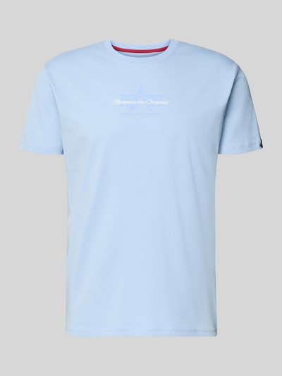 Produktfoto, jasnoniebieskie T-Shirt mit Label-Detail od Alpha Industries, bawełna, krój regular fit, okrągły dekolt, długość tyłu w rozmiarze M: 68 cm