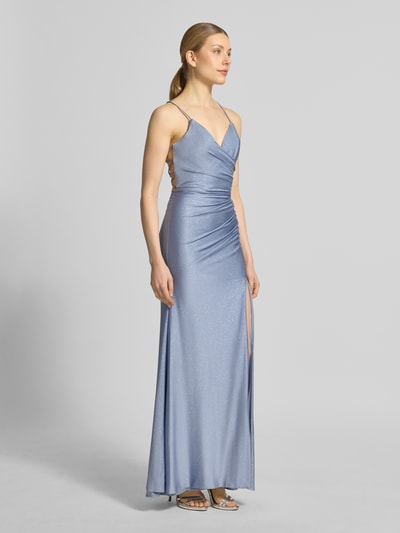 Frauenmodel trägt Maxikleid mit Drapierungen und Gehschlitz von Mascara in schimmerndem Satin, figurbetonter Schnitt, Ganzkörperansicht von vorne. Rückenlänge bei Größe 36: 119 cm, Brustweite bei Größe 36: 31 cm.
