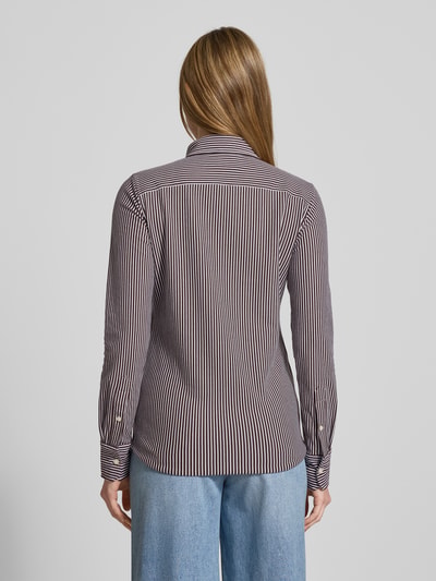 Frauenmodel trägt Hemdbluse mit Knopfleiste von Polo Ralph Lauren aus reiner Baumwolle, Regular-Fit, Button-Down-Kragen, Rückenlänge 67 cm, Ärmel 62 cm, gestreiftes Muster, Label-Stitching, Ganzkörperansicht Rückansicht.
