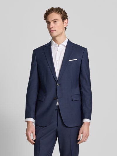 Männermodel trägt Slim Fit 2-Knopf-Sakko mit Pattentaschen von JOOP! Collection, unifarben, Reverskragen, Nahaufnahme Oberkörper.