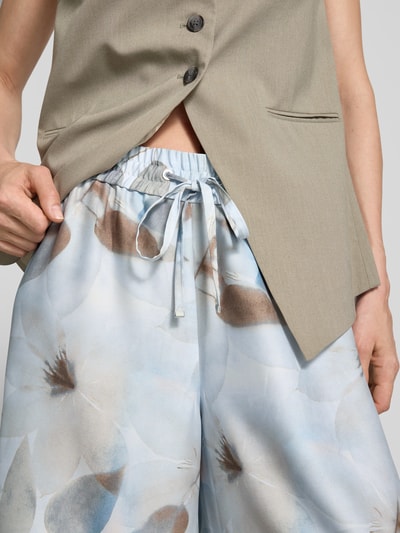Frauenmodel trägt Hose mit elastischem Bund Modell 'HELENA' von Raffaello Rossi, Material-Mix mit Stretch, Allover-Look, Nahaufnahme Oberkörper.