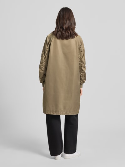 Vrouwenmodel draagt dames regular fit jack met opstaande kraag model 'Ali' van Beaumont Amsterdam, plooien, steekzakken, ruglengte 97 cm, schouderbreedte 47 cm, borstwijdte 55 cm, mouwlengte 60 cm, tweewegritssluiting, elastische mouwboord, kleur olijfgroen, gladde textuur, volledige lichaamsaanzicht rugzijde.