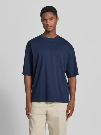 Männermodel trägt Relaxed Fit T-Shirt mit Rundhalsausschnitt von JAKE*S STUDIO MEN in Dunkelblau, Reine Baumwolle, Kurzärmelig, Ganzkörperansicht von vorne. Rückenlänge bei Größe M: 67 cm