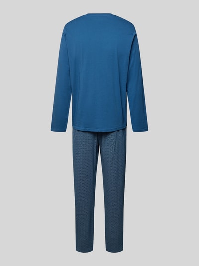 Männermodel trägt Regular Fit Pyjama-Set in langärmeligem Design Modell 'Casual' von Schiesser aus reiner Baumwolle, Ganzkörperansicht Rückansicht.