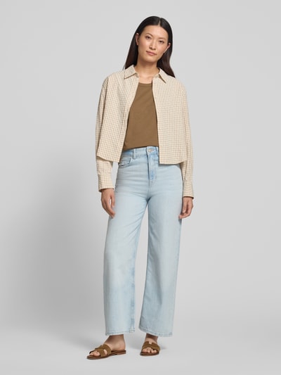 Frauenmodel trägt Regular Fit Trägertop aus Baumwoll-Mix von s.Oliver RED LABEL in Braun, kombiniert mit hellblauer Jeans, Ganzkörperansicht von vorne.