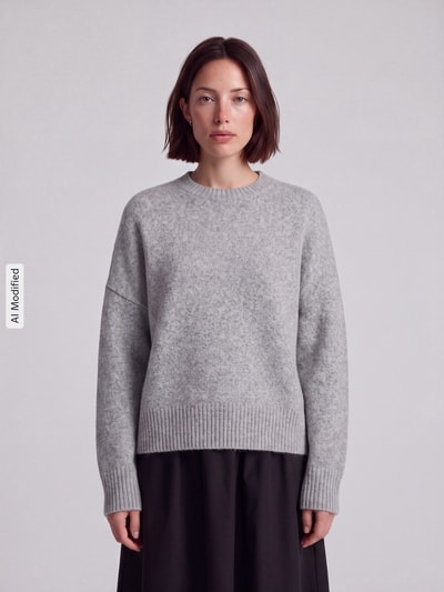 Vrouwenmodel draagt oversized pullover met wol, grijze tinten, zachte textuur, model 'BOOM' van VERO MODA Dames, vooraanzicht, KI-modifiziertes Bild