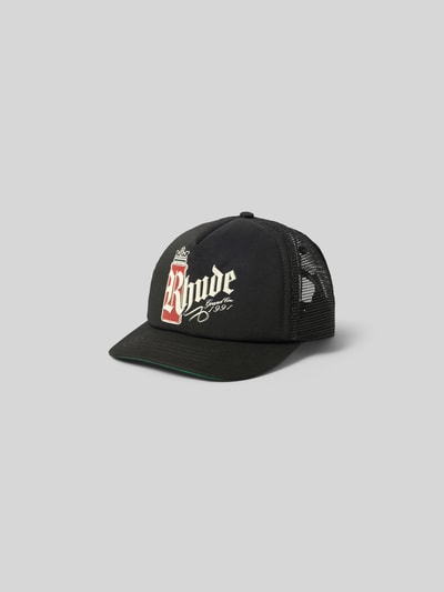 Produktfoto, schwarze Trucker Cap mit Label-Print von RHUDE, Rückseite aus Mesh, Steppnähte, verstellbarer Riegel, Herren Accessoire