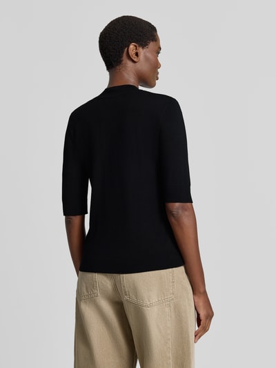 Vrouwenmodel draagt zwart gebreid shirt uit Viscosemix met stretch, recht model, labeldetail, 1/2-mouwen van MORE, rugaanzicht