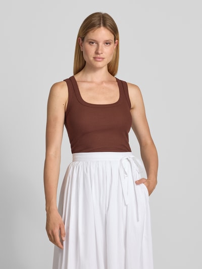 Frauenmodel trägt Tanktop in Ripp-Optik Modell 'HONEY' von Topshop in Braun, Baumwoll-Elasthan-Mix, Slim Fit, Nahaufnahme Oberkörper.