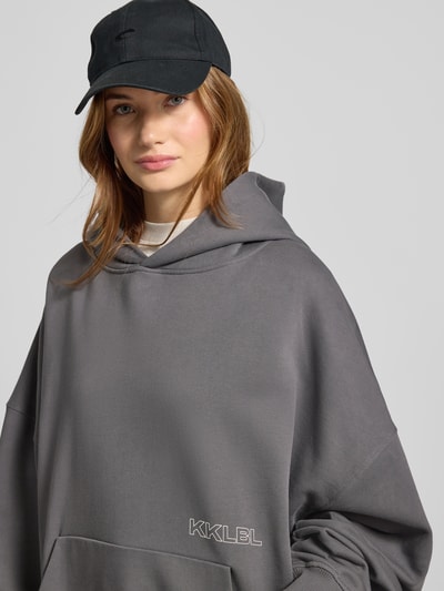 Karo Kauer Oversized Hoodie mit Label-Print Anthrazit 3
