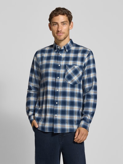 Mężczyzna nosi koszulę casualową z bawełny w niebieską i białą kratę, Relaxed Fit Freizeithemd aus reiner Baumwolle Modell 'COTTON CHECK LONGSLEEVE' von ARMEDANGELS, Herren Freizeithemd, Ganzkörperansicht von vorne