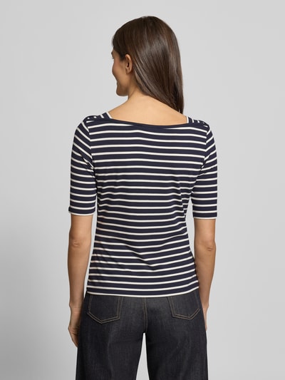 Frauenmodel trägt T-Shirt mit U-Boot-Ausschnitt von comma, schmal geschnitten, Viskose-Elasthan-Mix, Streifenmuster, Rückenansicht Ganzkörperansicht.