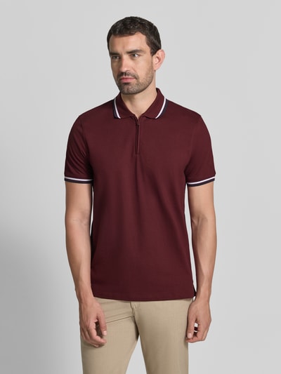 Männermodel trägt Slim Fit Poloshirt mit Kontraststreifen und Reißverschluss von MCNEAL, Baumwoll-Elasthan-Mix, Ganzkörperansicht von vorne