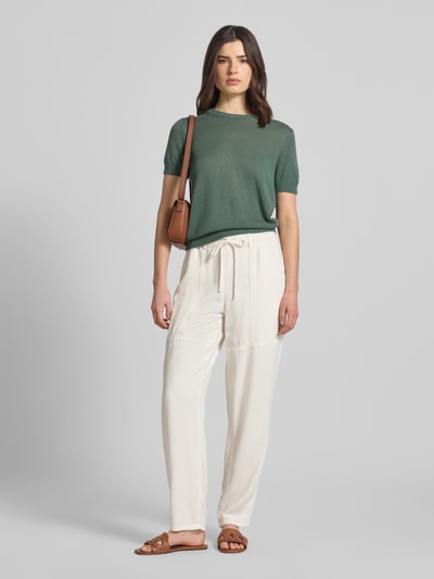 Frauenmodel trägt Straight Fit Stoffhose aus reinem Lyocell Modell 'Maison' von MOS MOSH, Damen Stoffhose in Creme mit elastischem Bund und Tunnelzug, glatte Textur, Bundweite bei Größe S: 38 cm, Innenbeinlänge bei Größe S: 72 cm, Ganzkörperansicht von vorne.