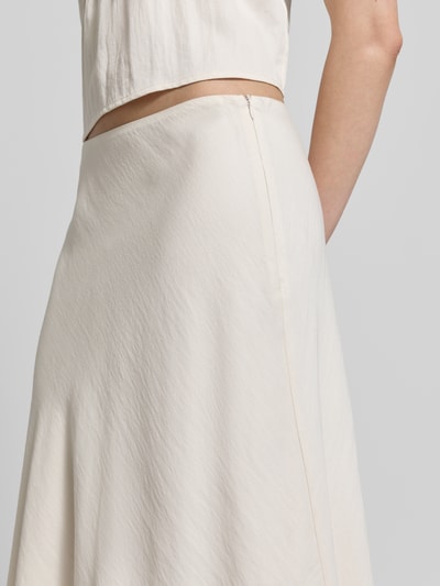 Frauenmodel trägt Minirock aus Lyocell-Mix mit Viskose-Anteil von Jake*s Casual in creme, leichte A-Linie, Detailaufnahme seitlich.