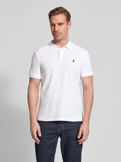 Männermodel trägt Slim Fit Poloshirt aus Baumwoll-Mix von Polo Ralph Lauren, Optik: Unifarben, Logo-Detail, Polokragen, Piqué, Ganzkörperansicht von vorne.