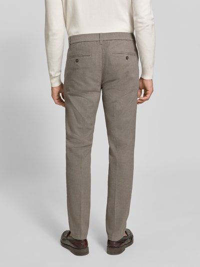 Mężczyznamodel nosi spodnie Regular Fit Schmale Hose aus Baumwoll-Mix Modell 'Stig Jogger' von Marc O'Polo z mieszanki bawełny w kolorze jasnobeżowym, gładka tekstura, widoczne tylne kieszenie, Ganzkörperansicht Rückansicht, Herren Schmale Hose von Marc O'Polo.