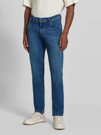 Männermodel trägt Regular Fit Jeans mit Eingrifftaschen von bugatti, mittelblau, Baumwoll-Elasthan-Mix, Ganzkörperansicht von vorne.