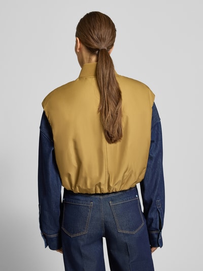 Vrouwenmodel draagt Regular Fit Bodywarmer met collegekraag van Marc O'Polo Denim in effen kleuren, elastische rompzoom, labelstitching, angedeutete zak, Ganzkörperansicht Rückansicht.