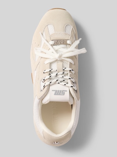 Productfoto, Sneaker met label-details model 'Asiel' van Steve Madden, wit en beige, gecoat leer, afgeronde vorm, gestructureerde zool, vetersluiting, schoenhoogte 8 cm, schachtwijdte 7 cm, hakhoogte 1 cm