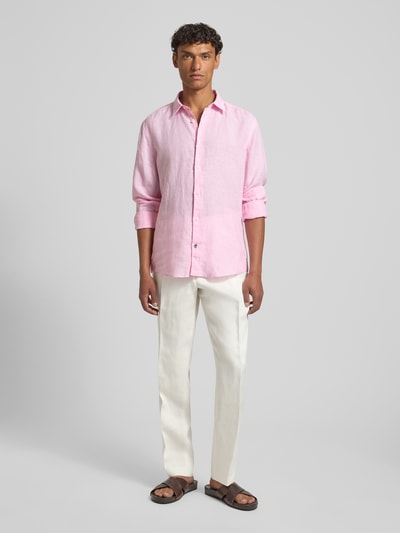 Männermodel trägt Relaxed Fit Leinenhose aus reinem Leinen Modell 'PERINO' von BOSS in Creme, unifarben, Twill-Optik, Bundfalte, Ganzkörperansicht von vorne.