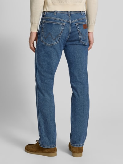 Männermodel trägt Straight Fit Jeans im 5-Pocket-Design Modell 'Texas' von Wrangler, blauer Baumwoll-Mix, Rückansicht Ganzkörperansicht.