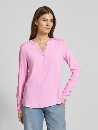 Vrouwenmodel draagt Regular Fit Blouse uit zuivere viscose met tuniekhals, knoopsluiting, lange mouwen van Christian Berg Woman, effen roze, voorkant bovenlichaam close-up.