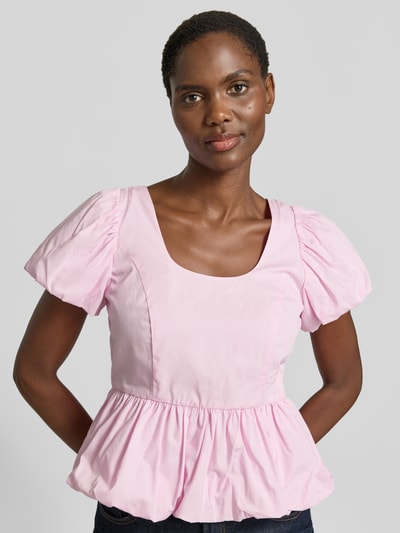 Frauenmodel trägt Regular Fit Bluse mit Raffungen Modell 'Nille' von YAS, rosa Baumwolle, tailliert, kurzarm, Nahaufnahme Oberkörper.