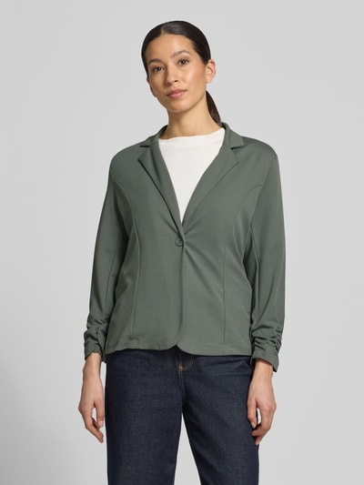 Modelka nosi Blazer mit Raffungen Modell 'Siham' od Soyaconcept, zielony, taliowany, elastyczny materiał, gładka faktura, widok z przodu, całe ciało.