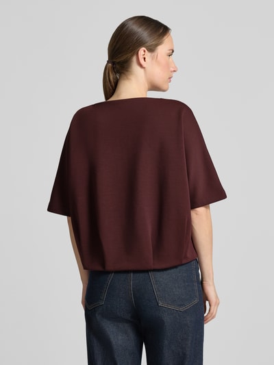Vrouwenmodel draagt Regular Fit t-shirt uit modal-mix model 'Ginne' van OPUS in bordeauxrood, lichte glansstructuur, dames t-shirt, volledige lichaamsweergave achteraan.