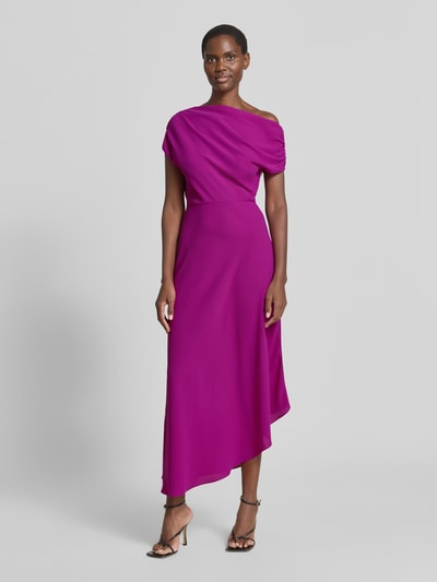 Frauenmodel trägt Cocktailkleid in asymmetrischer Form von Lipsy, Taillierter Schnitt, Midikleid, One-Shoulder-Look, kräftiges Pink, fließender Stoff, Asymmetrie, Rückenlänge bei Größe 36: 146 cm, Brustweite bei Größe 36: 44 cm, Ganzkörperansicht von vorne.