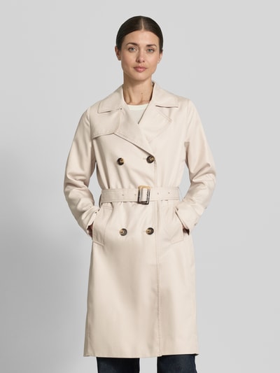 Frauenmodel trägt Trenchcoat mit Gürtel und seitlichen Eingrifftaschen von Zero, cremefarben, Taillierter Schnitt, Ganzkörperansicht von vorne. Rückenlänge 100 cm, Schulterbreite 37 cm, Brustweite 50 cm, Ärmellänge 59 cm.