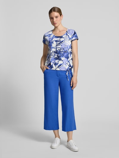 Frauenmodel trägt Leinenhose mit französischen Eingrifftaschen von Betty Barclay im strahlenden Blau, Leinen-Mix mit Viskose-Anteil, Loose-Fit, elastischer Bund mit Haken-Reißverschluss, Ganzkörperansicht von vorne.