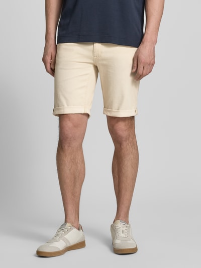 Männermodel trägt Regular Fit Jeansshorts aus Baumwoll-Mix von Brax, Optik: Unifarben, Passform: Regular-Fit, 5-Pocket-Design, Ganzkörperansicht von vorne.