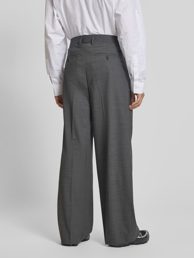 Męski model trägt Straight Fit Anzughose aus Woll-Mix von Filippa K, Mieszanka wełny i elastanu, wzór w cienkie prążki, kanty, zakładka w pasie, zapięcie na guzik i zamek błyskawiczny, Szerokość w rozmiarze 50: 78 cm, Długość wewnętrzna nogawki w rozmiarze 50: 40 cm, Ganzkörperansicht Rückansicht.