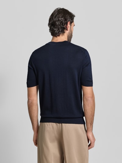 Männermodel trägt Regular Fit Strick-Shirt aus reiner Schurwolle Modell 'H-UMAURO' von BOSS, unifarben dunkelblau, Ganzkörperansicht Rückansicht.
