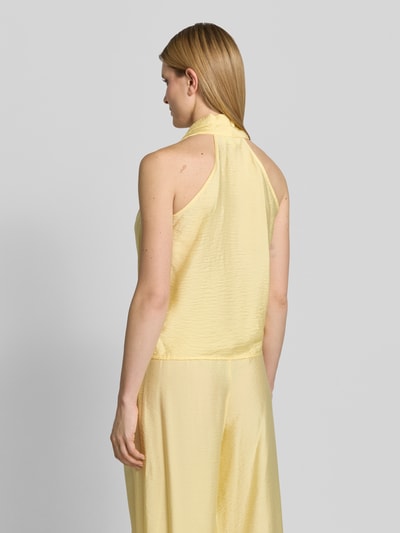 Frauenmodel trägt Regular Fit Top aus Viskose-Mix Modell 'Salma' von GUIDO MARIA KRETSCHMER WOMAN in Wickel-Optik, ärmelloses Design, Neckholder, V-Ausschnitt, Raffung, Rückenlänge bei Größe 36: 55 cm, sanft glänzender gelber Stoff, Ganzkörperansicht Rückansicht.