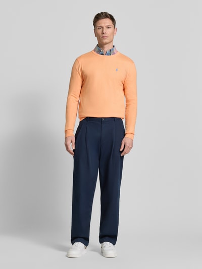 Männermodel trägt Slim Fit Pullover aus reiner Baumwolle von Polo Ralph Lauren, Optik: Unifarben, Logo-Stitching, Strick, Ganzkörperansicht von vorne.
