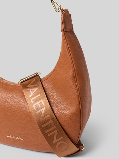 Produktfoto, Shoulder Bag in Leder-Optik Modell 'Fall' von VALENTINO BAGS in Braun mit Logo-Detail und abnehmbarem Riemen, grobe Struktur.