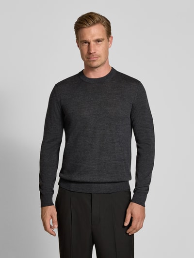 Männermodel trägt Regular Fit Pullover aus reiner Wolle von Jake*s Studio Men in Dunkelgrau mit feiner Textur, Ganzkörperansicht von vorne.