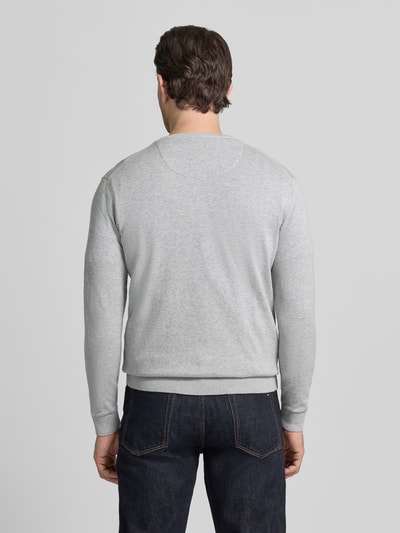 Männermodel trägt Regular Fit Pullover aus reiner Baumwolle von Tom Tailor, lichtgrijs, unifarben, crew neck, fijne breistructuur, lange mouw, geribde boorden, logo-stitching, Ganzkörperansicht Rückansicht.