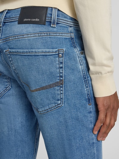 Mężczyznamodel nosi Tapered Fit Jeansy z 5 kieszeniami Model 'Lyon' od Pierre Cardin, mieszanka bawełny ze streczem, detal z tyłu, detailaufnahme.