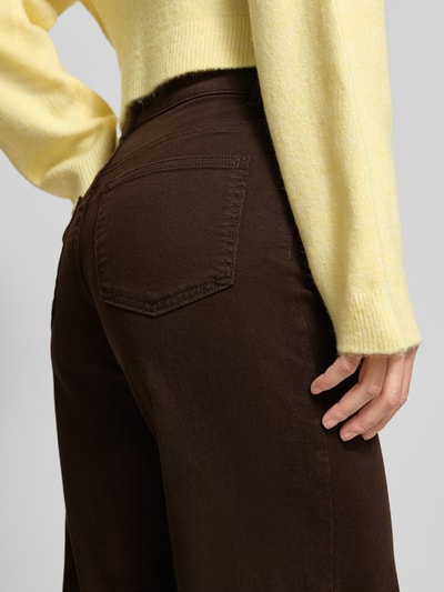 Frauenmodel trägt Wide Leg Jeans aus Baumwoll-Mix Modell 'MADISON BLUSH' von ONLY, Optik: Unifarben, Passform: Wide Leg, High-Waist, 5-Pocket-Design, Materialverarbeitung: Denim, Material: Baumwoll-Mix, Detailaufnahme Rückansicht.