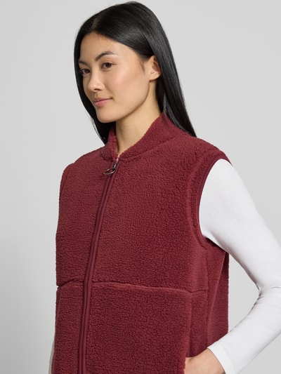 Frauenmodel trägt Regular Fit Weste mit Stehkragen Modell 'SC-ONYX 3' von Soyaconcept in Dunkelrot, strukturierte Oberfläche, Nahaufnahme Oberkörper, Damen Weste von Soyaconcept.