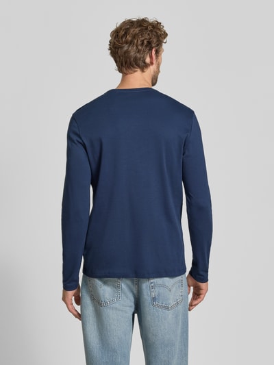 Männermodel trägt Longsleeve aus reiner Baumwolle von Christian Berg Men in Dunkelblau, lockere Passform, Ganzkörperansicht Rückansicht.